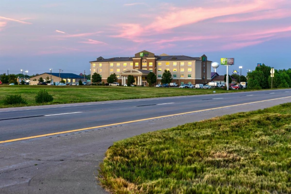 Holiday Inn Express Hotel & Suites Salina Image 17