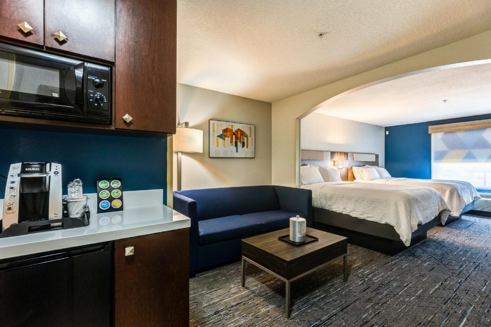 Holiday Inn Express Hotel & Suites Salina Main image