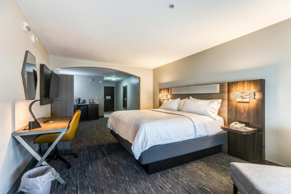 Holiday Inn Express Hotel & Suites Salina