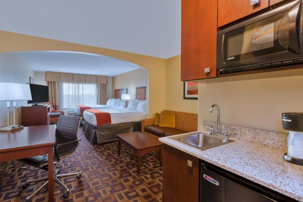 Holiday Inn Express Hotel & Suites Salina Image 41