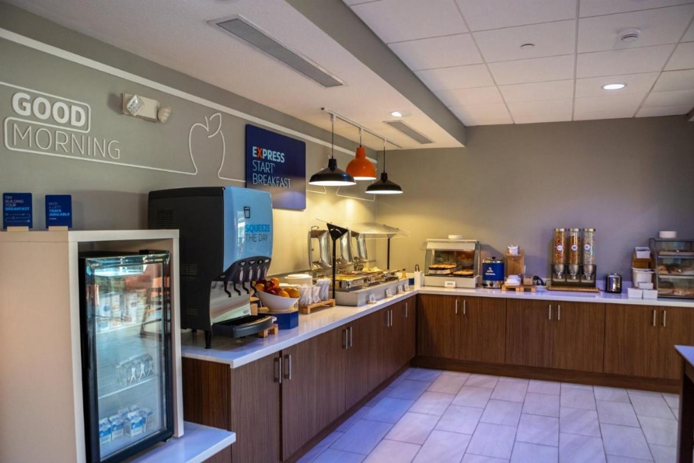 Holiday Inn Express Hotel & Suites Salina Image 6